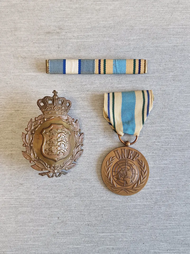 Lot UN + M/23 hjelmmærke