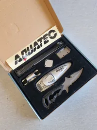 Dykkerkniv med tilbehør og æske , Titanium