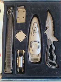 Dykkerkniv med tilbehør og æske , Titanium