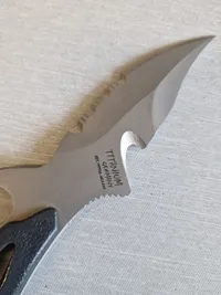 Dykkerkniv med tilbehør og æske , Titanium