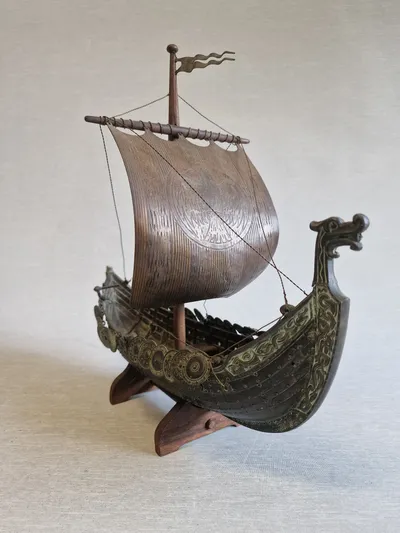 Vikingeskib på opsats