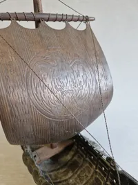 Vikingeskib på opsats