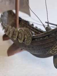 Vikingeskib på opsats