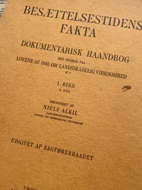 Lot originale danske krigshæfter og bøger