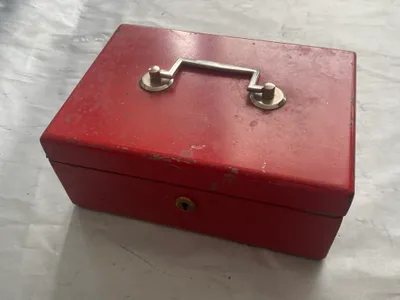 Ældre tung pengekasse med bakke