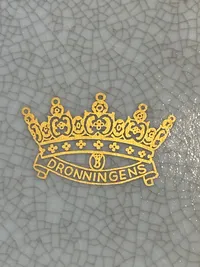 Kakele skål - Royal Copenhagen med guldlogo af Dronningens Livregiment