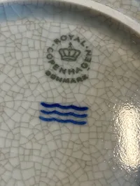 Kakele skål - Royal Copenhagen med guldlogo af Dronningens Livregiment