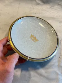 Kakele skål - Royal Copenhagen med guldlogo af Dronningens Livregiment