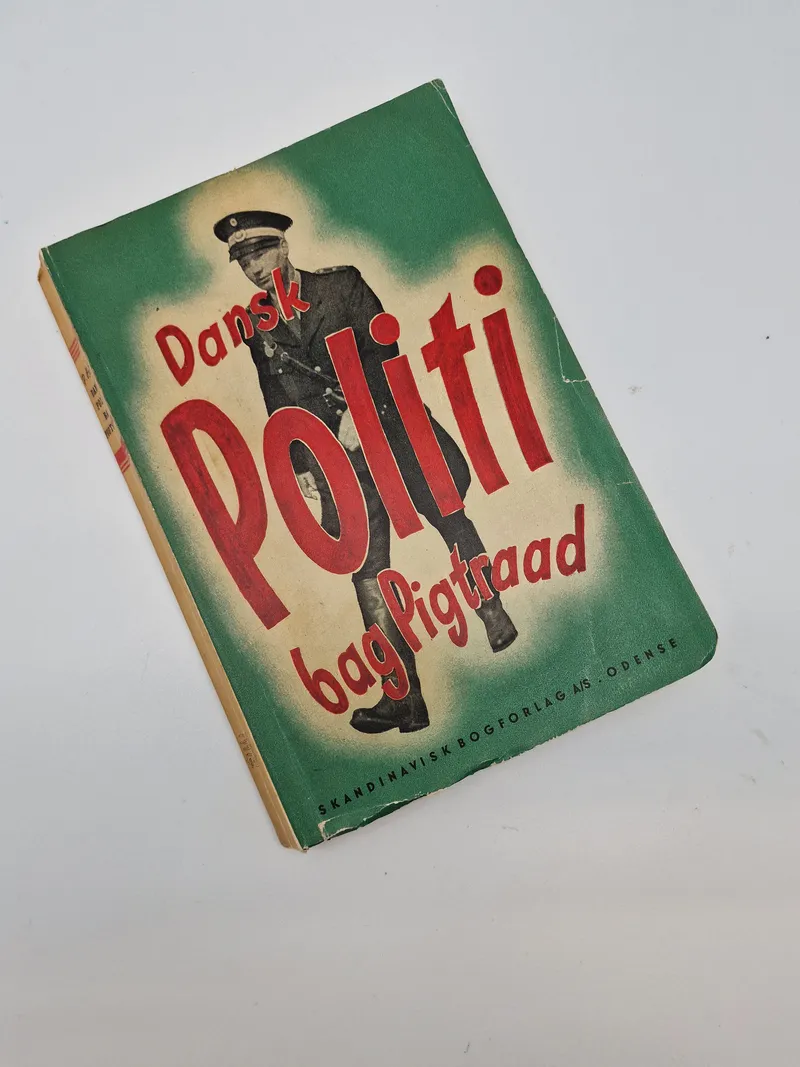 Dansk politi bag pigtraad