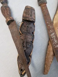 Lot afrikanske blankvåben mm.