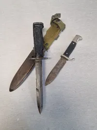 M/62 skyttegravskniv og tysk spejderdolk