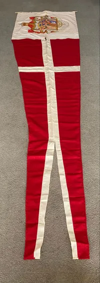 Ekstremt sjældent håndmalet kongestander/splitflag fra kongeskibt Dannebrog når der var royale omborg - over 2 meter langt!