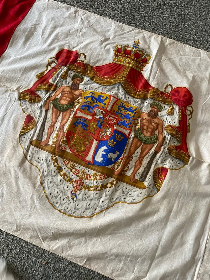 Ekstremt sjældent håndmalet kongestander/splitflag fra kongeskibt Dannebrog når der var royale omborg - over 2 meter langt!