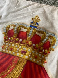 Ekstremt sjældent håndmalet kongestander/splitflag fra kongeskibt Dannebrog når der var royale omborg - over 2 meter langt!