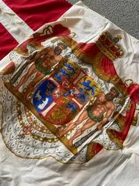 Ekstremt sjældent håndmalet kongestander/splitflag fra kongeskibt Dannebrog når der var royale omborg - over 2 meter langt!