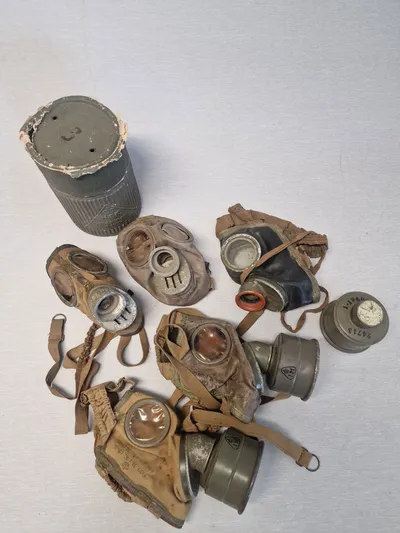 Lot diverse krigs gasmasker mm.