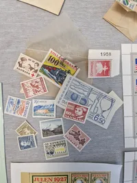 Samling diverse frimærker mm. Flere militære