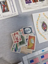 Samling diverse frimærker mm. Flere militære