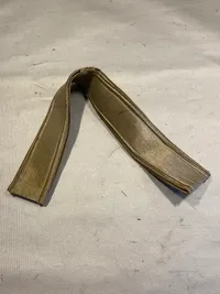 Kasketbånd med isatte metalbogstaver “KI”