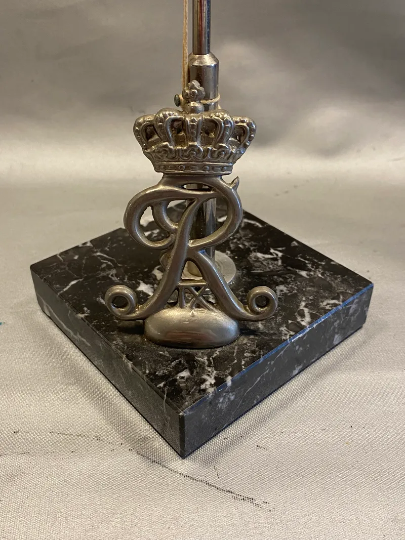 Stort bordflag med monogram af Kong Frederik den 9