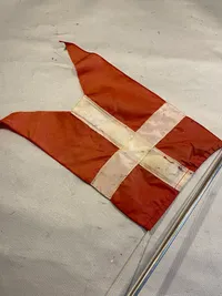 Stort bordflag med monogram af Kong Frederik den 9