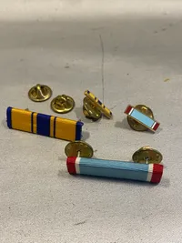 Lot diverse amerikanske pins og revérnåle