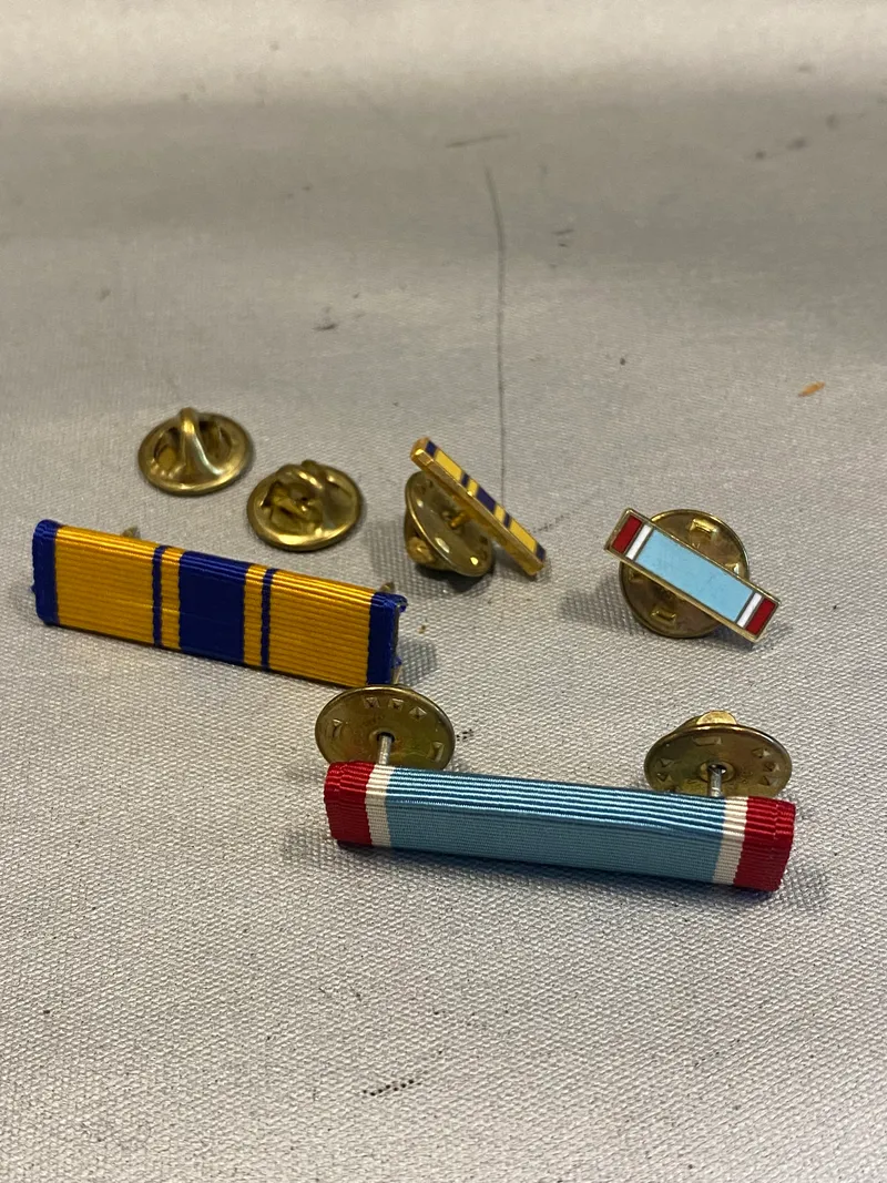 Lot diverse amerikanske pins og revérnåle