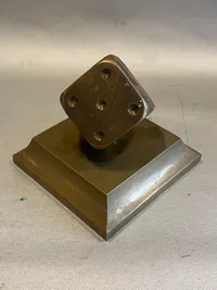 Kasino reklame i form af bronze terning på fod