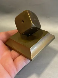 Kasino reklame i form af bronze terning på fod
