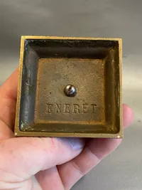 Kasino reklame i form af bronze terning på fod