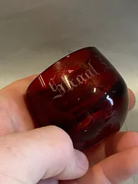 Mundblæst rødt glas med teksten “Skaal Kammerater!”