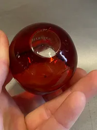 Mundblæst rødt glas med teksten “Skaal Kammerater!”