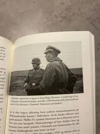 Under hagekors og dannebrog -Danskere i Waffen-SS
