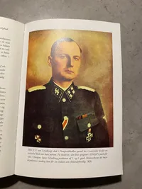 Under hagekors og dannebrog -Danskere i Waffen-SS