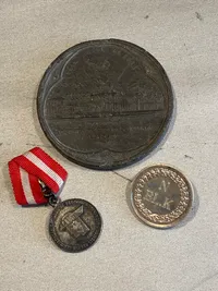 Samling medaljer mm. En af sølv