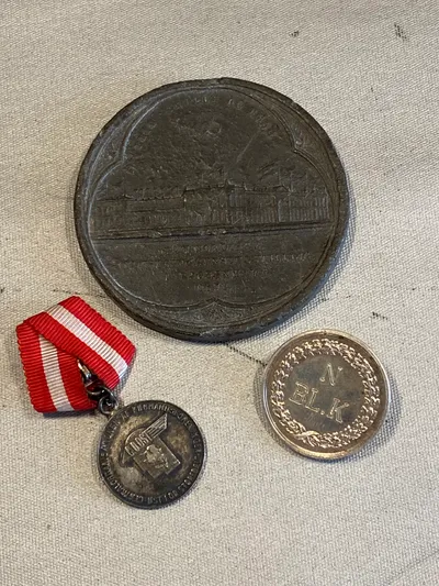 Samling medaljer mm. En af sølv