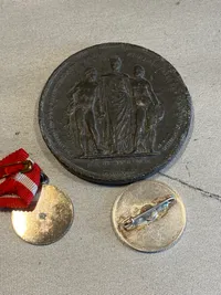 Samling medaljer mm. En af sølv