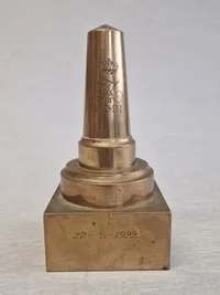 Original tung milepæl ( 2 kg ) som brevpresse