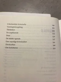 Diverse bøger om rejseholdet