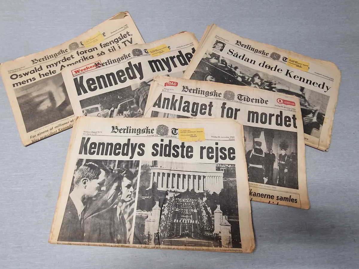 Samling aviser omhandlende mordet på Kennedy