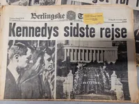 Samling aviser omhandlende mordet på Kennedy