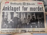 Samling aviser omhandlende mordet på Kennedy