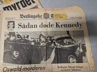 Samling aviser omhandlende mordet på Kennedy