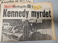 Samling aviser omhandlende mordet på Kennedy