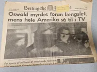 Samling aviser omhandlende mordet på Kennedy