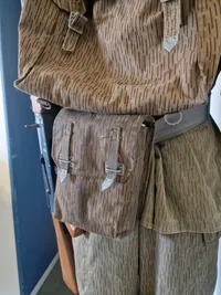 Tysk DDR uniform m. replica riffel og dukke, skal hentes i Vordingborg