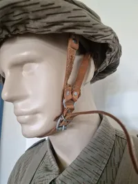 Tysk DDR uniform m. replica riffel og dukke, skal hentes i Vordingborg