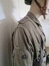 Tysk DDR uniform m. replica riffel og dukke, skal hentes i Vordingborg