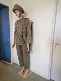 Tysk DDR uniform m. replica riffel og dukke, skal hentes i Vordingborg