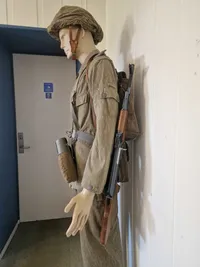 Tysk DDR uniform m. replica riffel og dukke, skal hentes i Vordingborg